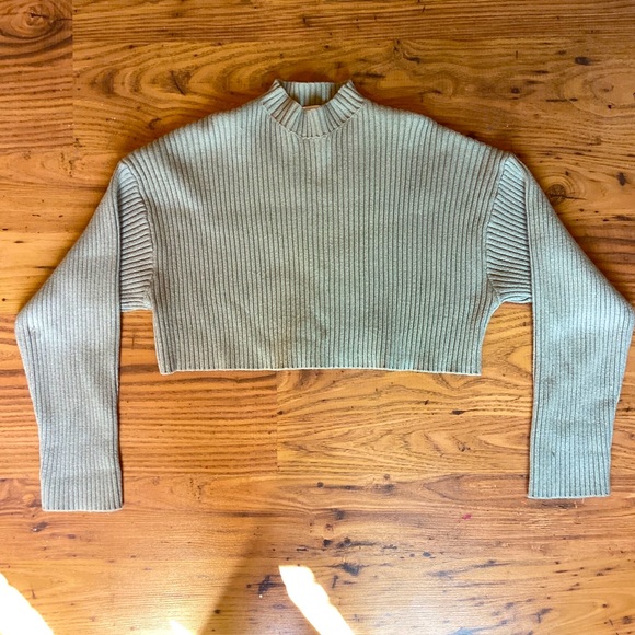 Sweaters - Cute MABEL cropped sweater.